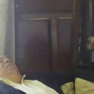 Bronca en Zaragoza por la foto de un concejal del PSOE dormido en una sala durante el pleno del Ayuntamiento