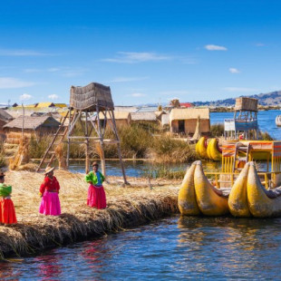 La vida flotante en las Islas de los Uros del Lago Titicaca
