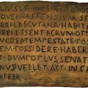 Cádiz lucha por recuperar una inscripción latina expuesta en el Louvre
