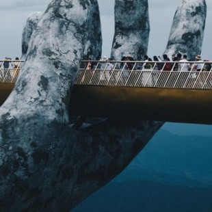 Las manos gigantes que sostienen el nuevo Golden Bridge de Vietnam