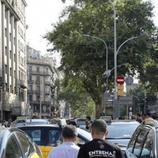 Los taxistas de Barcelona desconvocan la huelga y desalojan la Gran Via