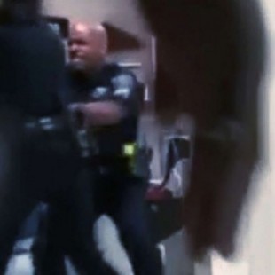 Policía de Detroit suspendido después de un video que lo muestra golpeando a una mujer desnuda en el hospital [ENG]