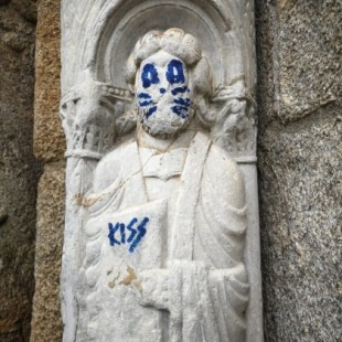 Acto vandálico en la fachada de Platerías de la Catedral de Santiago [GAL]