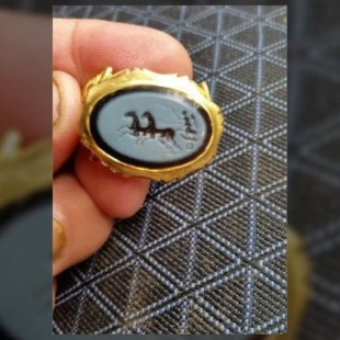 Arqueólogo amateur descubre un anillo romano de oro de 1.800 años de antigüedad (ENG)