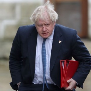 Un líder imam defiende a Boris Johnson por los controvertidos comentarios sobre el burka.[ENG]