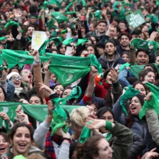 Miles de personas hacen largas filas en Argentina para renunciar a la Iglesia católica