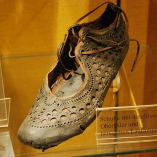 Un zapato romano de 2.000 años, exquisitamente diseñado, descubierto en un pozo