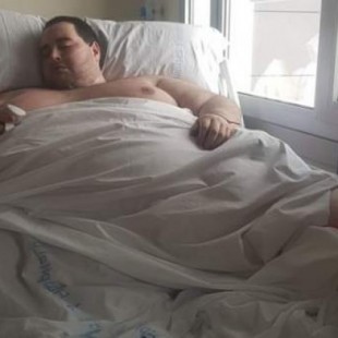 Teófilo aumenta de 385 a 396 kilos de peso mientras espera una solución en el Hospital de Manises