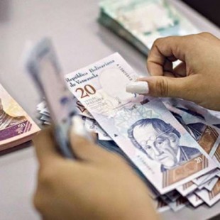 Venezuela devalúa su moneda casi un 100% el día después de estrenarla
