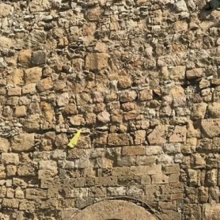 El Ayuntamiento de Tarragona retira los lazos amarillos colgados en la muralla romana de la ciudad