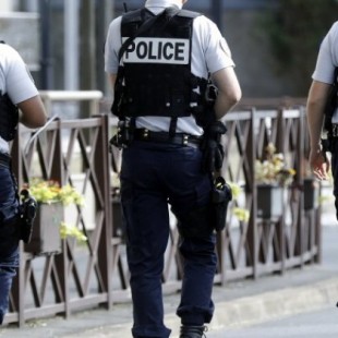 Un muerto y dos heridos en un ataque con cuchillo al grito de 'Alá es grande' en la región de París