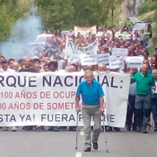 Cientos de ganaderos asturianos se manifiestan y piden la supresion del Parque Nacional y los lobos