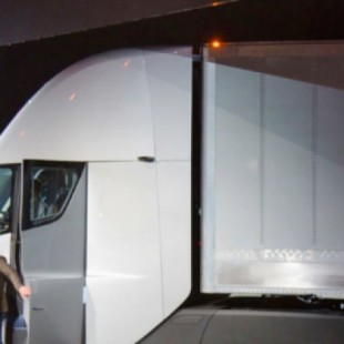 El camión eléctrico de Tesla ya puede cruzar Estados Unidos sin conductor
