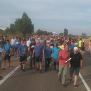La plantilla corta la N-120 en León y prende una barricada de neumáticos al conocer los 600 despidos