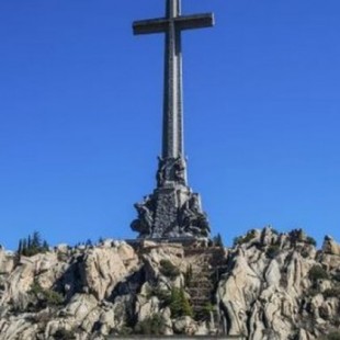 Proponen una estatua de Batman para sustituir la cruz del Valle de los Caídos
