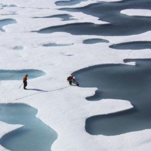 Descubren una gran reserva de agua caliente acumulada bajo el hielo que pone en peligro al Ártico