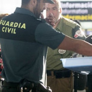 Suspendidos dos guardias civiles que en plena alerta yihadista miraban el móvil en vez de controlar equipajes