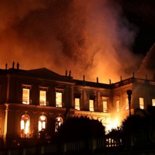Un gran incendio se desató en el Museo Nacional de Brasil