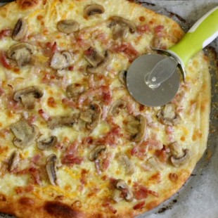Pizza carbonara: la receta más sencilla para hacer en el horno de tu casa