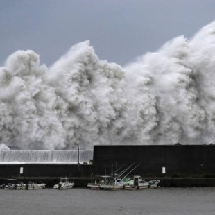 El tifón Jebi, el más fuerte en 25 años, toca tierra en Japón