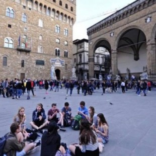 Florencia multará con hasta 500 euros a las personas que coman y beban en la calle