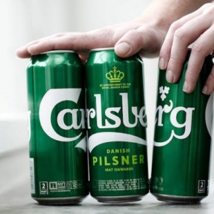 Carlsberg pega sus latas en lugar de usar anillos para reducir el plástico un 76%