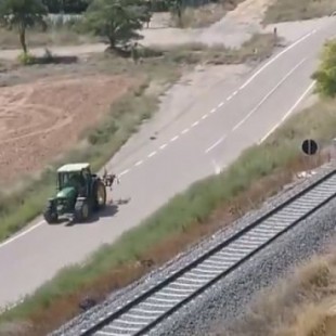 Teruel Existe denuncia el mal estado de las vías con un vídeo en el que un tractor va más rápido que un tren