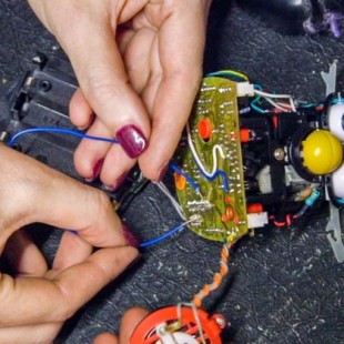 Circuit bending: Hackear un Furby en nombre de la música (ENG)