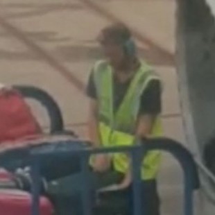 Graban a un trabajador del aeropuerto de Ibiza robando objetos del interior de una maleta