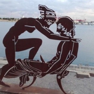 Las esculturas eróticas de Antoni Miró para La Base indignan a vecinos y visitantes de la Marina