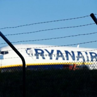 Un piloto gana la primera batalla legal contra el modelo de contratación de Ryanair