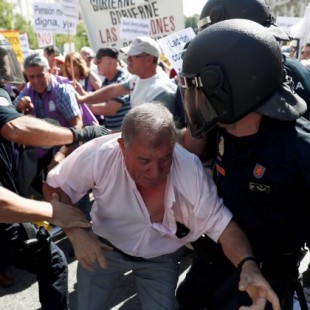 Bronca entre pensionistas y antidisturbios en la manifestación ante el Congreso