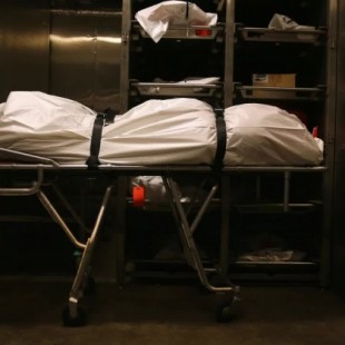'Resucita' en la morgue tras 'morir' de coma etílico y se va de fiesta para seguir bebiendo