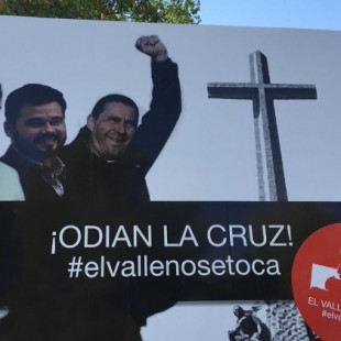 Defensores del Valle de los Caídos utilizan en Madrid una furgoneta con imágenes de Pedro Sánchez, Rufián y Otegi