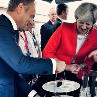 El presidente del Consejo de la UE se burla de Theresa May en Instagram con un chiste de 'pastel' [ing]