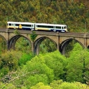 Un tren sin pasajeros chocó hoy  en Cervo (Lugo) contra un coche sin gente