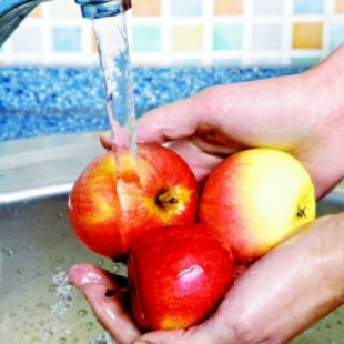 Estudio comprueba la eficacia del bicarbonato para limpiar los pesticidas de las manzanas
