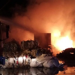 Detrás de las llamas: 176 incendios ponen en jaque el negocio del reciclaje en España