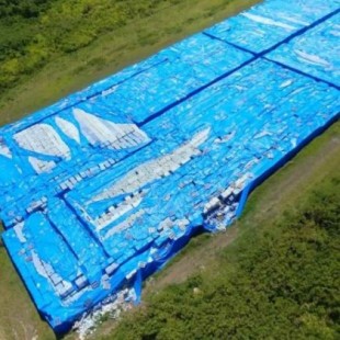 Encuentran miles de botellas de agua en el aeropuerto de Ceiba