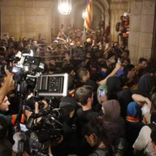 Los manifestantes desbordan a los Mossos, que se ven obligados a refugiarse dentro del Parlament