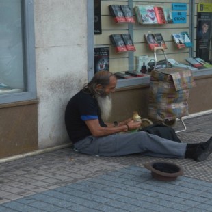 La Comunidad de Madrid exige saber cuánto ganan los mendigos