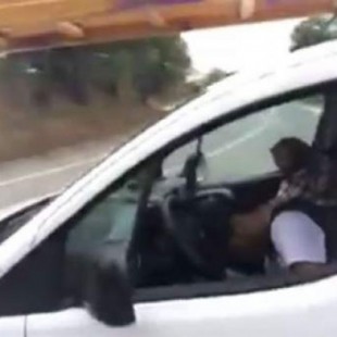 Tres hombres borrachos se quedan dormidos al volante en medio de un stop