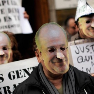 Estos activistas españoles han castigado a los banqueros con sus propias manos [Eng]