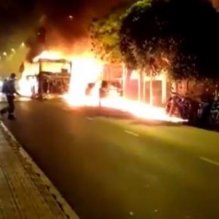 Varios vecinos tratan de apagar con agua el incendio de un bus: las llamas acaban quemando otros 6 coches y 7 motos
