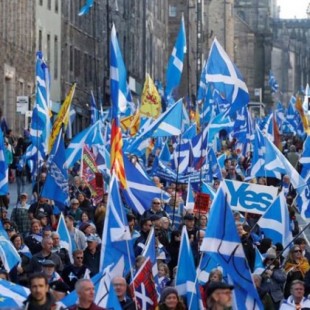 Decenas de miles de personas marchan por la independencia de Escocia