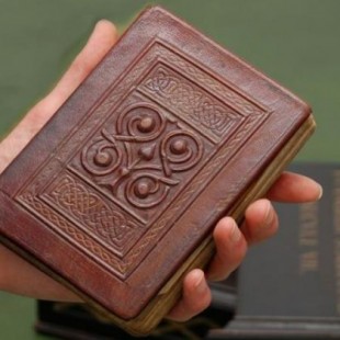 El Evangelio de San Cutberto: el libro intacto más antiguo de Europa, recién descubierto, se expone al público