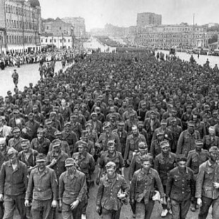 Impresionantes fotos del desfile de los nazis por Moscú, la ciudad que nunca tomaron