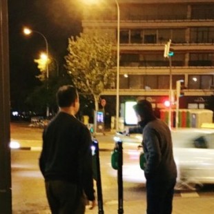 La cuadrilla nocturna que carga patinetes por cinco euros en Madrid: "Somos todos chavales"