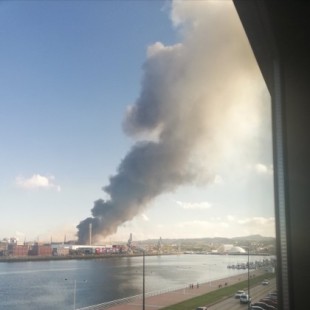 Incendio en la factoría de ArcelorMittal de Avilés provoca columna humo 