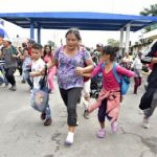 Miles de hondureños rompen cordón policial en Guatemala y entran a México
